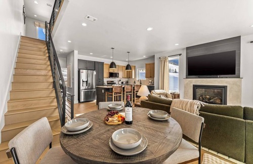 Crested Butte South House | 4 BR Cozy Upscale Mountain Retreat, Hot Tub, Mountain Views