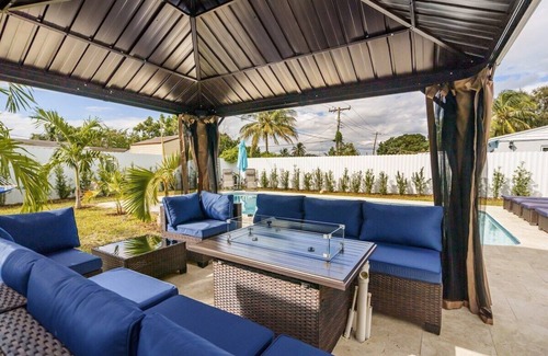 Broadview Park House | 4 BR home with private pool