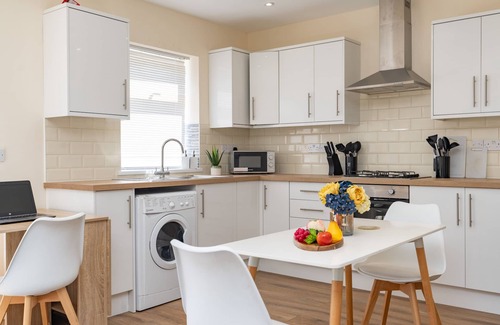 Netley House | 4 BR House w/Free Parking & Garden up to 8 PPL