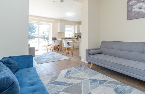 Netley House | 4 BR House w/Free Parking & Garden up to 8 PPL