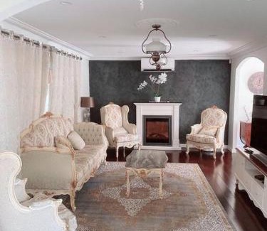 Kingswood House | 4 BR House - Walk to Station & Nepean Hospital