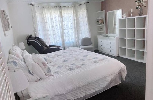 Kingswood House | 4 BR House - Walk to Station & Nepean Hospital