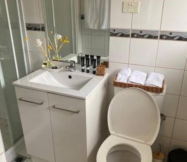 Kingswood House | 4 BR House - Walk to Station & Nepean Hospital
