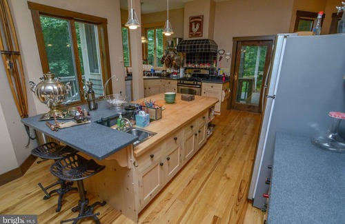North Glade Hills House | 4 BR, Lake Access on 2 acres, private setting, Dogs Welcome!