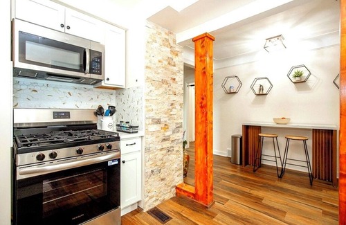 South Euclid House | 4-BR Luxe Retreat: AC,Hot Tub, deck, sunroom,Xbox