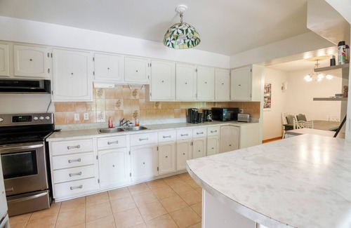 Frontenac House | 4-BR Luxurious Lake-house.