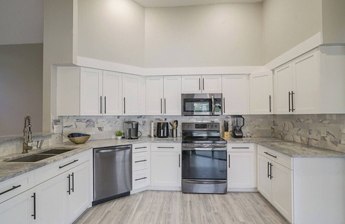 Wellington House | 4 br Luxury Retreat with Heated Pool in Wellington