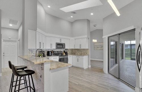 Wellington House | 4 br Luxury Retreat with Heated Pool in Wellington