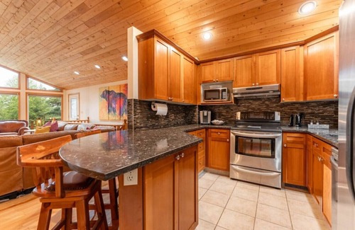 Jasper East House | 4 Br Mountain Chalet | PRIVATE Pool/Hot Tub |2-min DRIVE to Jasper National Park