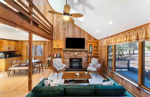 Tunkhannock Township House | 4 Br Mtn Cabin! Sauna~Hot Tub~Fire Pit~Putt Putt