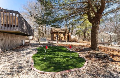 Tunkhannock Township House | 4 Br Mtn Cabin Sauna Hot Tub Fire Pit Putt Putt