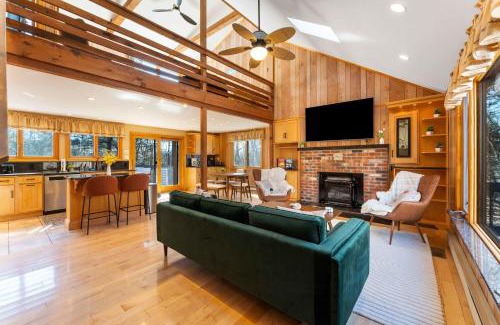 Tunkhannock Township House | 4 Br Mtn Cabin Sauna Hot Tub Fire Pit Putt Putt