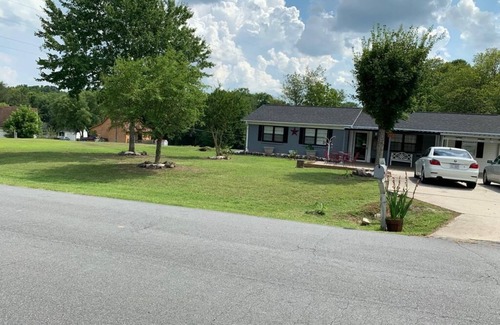 Mocksville House | 4 BR PEACEFUL RANCH