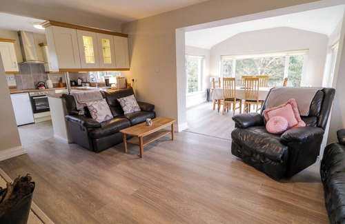 Belleek House | 4 CARLTON COTTAGES, pet friendly, with hot tub in Enniskillen