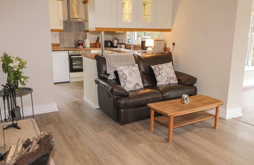 Belleek House | 4 CARLTON COTTAGES, pet friendly, with hot tub in Enniskillen