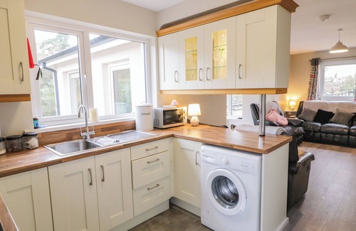 Belleek House | 4 CARLTON COTTAGES, pet friendly, with hot tub in Enniskillen