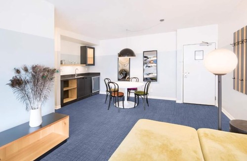 Venice Hotel | 4 Coastal Suites for Big Groups | Kitchen | Balcony | Rooftop | Free Breakfast