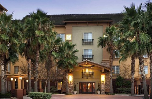 Hillsboro House | 4 Comfortable Suites w/Fireplace & Separate Living Space – Near Intel Campus