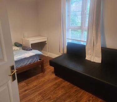 Tyrrelstown House | 4 Cosy Bedrooms near Airport & City