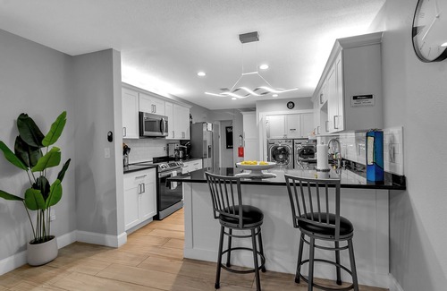 Bayshore Gardens Apartment | #4 Deluxe Queen Bed w/Private Bath & Entrance