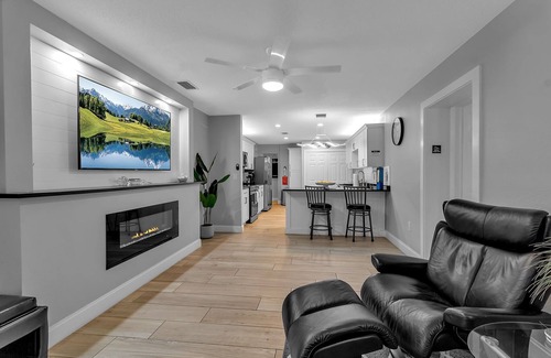 Bayshore Gardens Apartment | #4 Deluxe Queen Bed w/Private Bath & Entrance