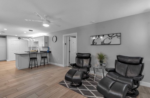 Bayshore Gardens Apartment | #4 Deluxe Queen Bed w/Private Bath & Entrance