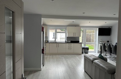 Headington House | 4 double bedroom modern house, close to shops , hospitals, Brooks , Headington