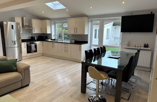 Headington House | 4 double bedroom modern house, close to shops , hospitals, Brooks , Headington