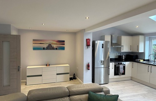 Headington House | 4 double bedroom modern house, close to shops , hospitals, Brooks , Headington