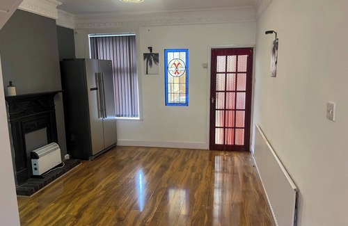 Leicester House | 4-Guest Charm Home w/Street Parking & WiFi & Party