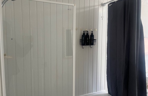 Leicester House | 4-Guest Charm Home w/Street Parking & WiFi & Party