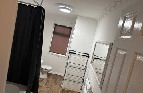 Leicester House | 4-Guest Charm Home w/Street Parking & WiFi & Party