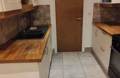 Bolton Apartment | 4 Guests - Bbq - Parking - Garden