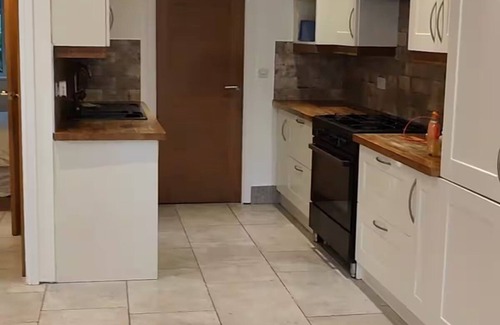 Bolton Apartment | 4 Guests - Bbq - Parking - Garden