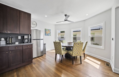 Wall House | 4 Houses from the Beach! 7 bedroom 4 bath house.