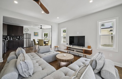 Wall House | 4 Houses from the Beach! 7 bedroom 4 bath house.