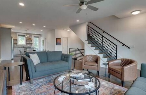 Melrose House | 4 Huge Townhomes-12 BDRM total-3 Miles Broadway!