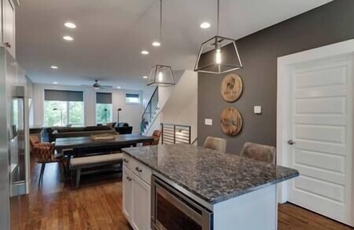 Melrose House | 4 Huge Townhomes-12 BDRM total-3 Miles Broadway!