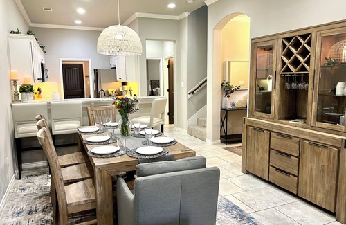 Spring Creek House | 4 king bedrooms and 4 baths - just 15 min to A&M - 1-2 miles to 35 restaurants!