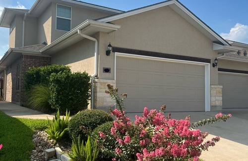 Spring Creek House | 4 king bedrooms and 4 baths - just 15 min to A&M - 1-2 miles to 35 restaurants!