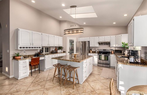 Paradise Park Vista House | 4 King Beds | 3 Showers | Pool, Hottub & Putt Grn.