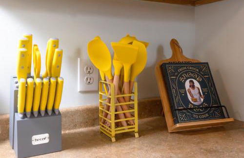 Metropolitan Apartment | 4 King Beds - Sleeps 14 - Projectors - Starland - Massage Chair - Games