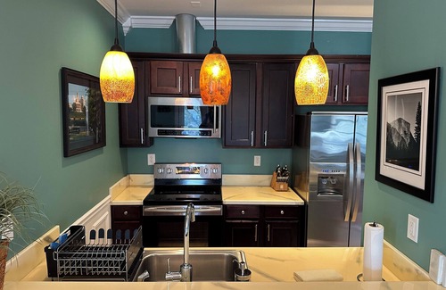 Hope Gardens House | 4 KING Master Bedrooms! 2 Covered Porches +Rooftop Terrace! 5 Mins to Downtown!