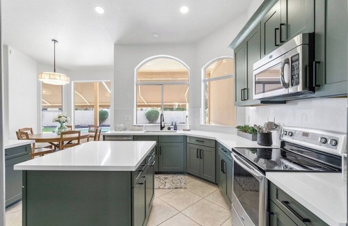 Garden Lakes House | 4 King Size Beds - HotTub & Pool