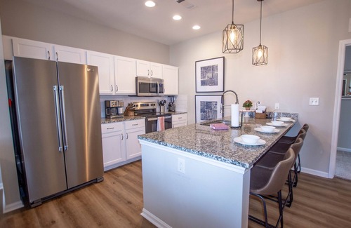 Oxford Cottage | 4 King Suites! Modern Cottage Close to Campus & Square!