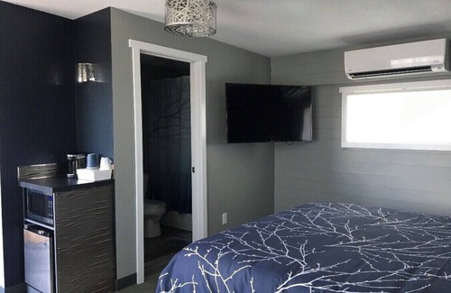 Two Harbors Hotel | #4 King- Vine & Branches Inn -2 minute walk to Burlington Bay!