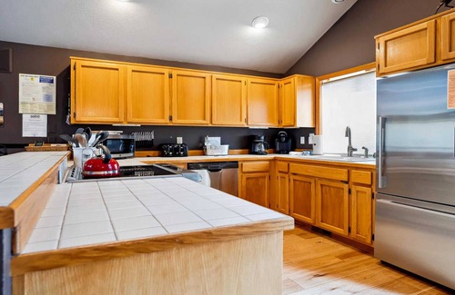 Overlook Park House | 4 Lowland-Sunriver, Oregon: Hot Tub, BBQ, WiFi, SHARC Aquatics, Tubing Hill, Mt. Bachelor, Golf, Deschutes River, Tennis, Bike Paths