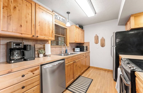 Reeds Spring Cabin | 4 Master Suites! By StoneBridge Pool! SDC!