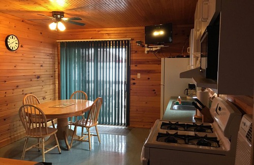 Harwood Cottage | 4 METERS from the lake! Luxury Cottage, Sauna, Heated pool
