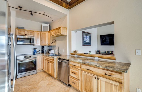 Montrose House | 4 Mi to Black Canyon: Mtn-View Apt in Montrose!